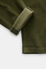 Mason's Cordhose 'Torino Style' dunkelgrün, Nahaufnahme von umgeschlagenem Bein, weicher Cord aus Baumwolle und Lyocell mit Stretch-Anteil.