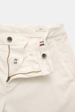 Close-up front view of Mason's Chino 'Torinostyle' cream pants, made of a mix of modal, cotton and microfiber, soft touch, slim and tapered fit, featuring zipper and waistband buttons, French pockets, piped back pockets with button, and typical metal init