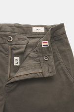 Close-up front view of Mason's Chino 'Torinostyle' dark grey pants, mix of modal, cotton and microfiber, soft touch, slim and tapered fit, zipper and waistband buttons, french pockets, piped back pockets with button, typical metal initial.