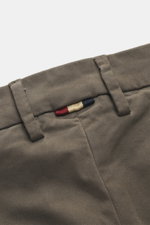 Close-up front view of Mason's Chino 'Torinostyle' dark grey pants, mix of modal, cotton and microfiber, soft touch, slim and tapered fit, zipper and waistband buttons, french pockets, piped back pockets with button, typical metal initial.
