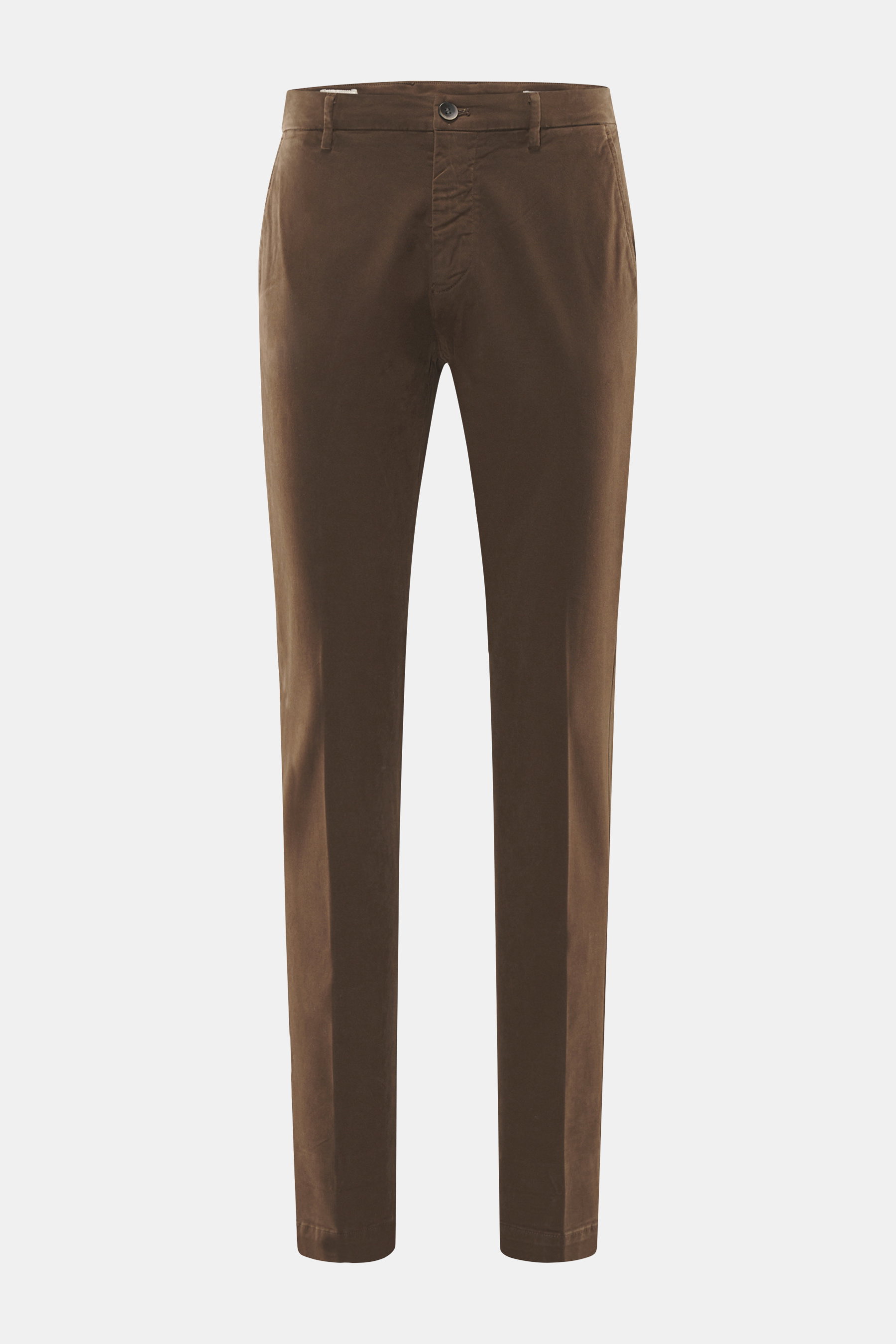 Mason's Chino 'Torinostyle' braun, schmal zulaufend, Slim Fit, weicher Griff, Mix Modal/Baumwolle/Microfaser, Frontalansicht, Reißverschluss, Bundknopf, französische Taschen, paspelierte Gesäßtaschen mit Knopf, Metallinitial.