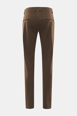 Mason's Chino 'Torinostyle' brown shown from the back, slim and tapered fit with zipper, buttons, French pockets, piped back pockets with button, typical metal initial, made of a soft touch mix of modal, cotton, and microfiber.