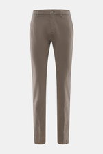 Frontale Nahaufnahme der Mason's Chino 'Torinostyle' grau aus Modal, Baumwolle, Microfaser, Slim Fit, schmal zulaufend mit Reißverschluss, Bundknöpfen, französischen Taschen, paspelierten Gesäßtaschen mit Knopf und typischem Metallinitial, weicher Griff.