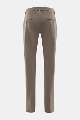 Rückansicht der Mason's Chino 'Torinostyle' grau, Slim Fit, schmal zulaufend, aus Modal, Baumwolle, Microfaser, mit Reißverschluss, Bundknöpfen, französischen Taschen, paspelierten Gesäßtaschen mit Knopf und typischem Metallinitial, weicher Griff.