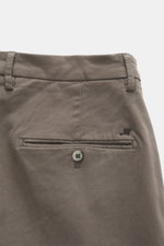 Nahaufnahme der Rückseite der Mason's Chino 'Torinostyle' grau, Slim Fit, schmal zulaufend, aus Modal, Baumwolle und Microfaser, mit weichem Griff, französischen Taschen, paspelierten Gesäßtaschen mit Knopf, Metallinitial, Reißverschluss und Bundknöpfen, 