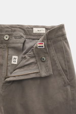 Nahaufnahme der geöffneten Mason's Chino 'Torinostyle' grau, slim fit, schmal zulaufend, mit Reißverschluss, Bundknöpfen, französischen Taschen, paspelierten Gesäßtaschen mit Knopf, typischem Metallinitial, aus Modal, Baumwolle und Microfaser, weicher Gri