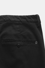 Nahaufnahme der Dondup Chino 'Gaubert' anthrazit, Rückansicht schmal geschnittene Wade, Mix Baumwolle/Lyocell, elastisch, Slim Fit, Reißverschluss, Slide Button, französische Taschen, Gesäßtaschen mit Knopf, typisches Metall-Initial sichtbar.