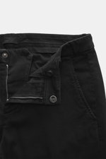 Dondup Chino 'Gaubert' anthrazit, Nahaufnahme Frontansicht mit offenem Reißverschluss, elastische Baumwoll-Lyocell-Qualität, Slim Fit, schmal geschnittene Wade, französische Taschen, Gesäßtaschen mit Knopf, metallisches Initial.
