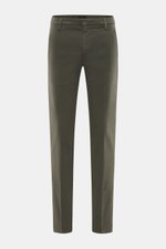 Dondup Chino 'Gaubert' dark olive, frontale Nahaufnahme, Baumwolle und Lyocell, Slim Fit, schmal geschnittene Wade, Reißverschluss, Slide Button, französische Taschen, Gesäßtaschen mit Knopf, Metall-Initial.