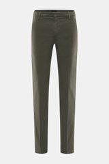Dondup Chino 'Gaubert' dark olive, frontale Nahaufnahme, Baumwolle und Lyocell, Slim Fit, schmal geschnittene Wade, Reißverschluss, Slide Button, französische Taschen, Gesäßtaschen mit Knopf, Metall-Initial.