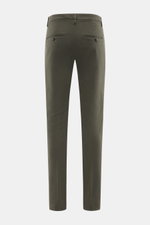 Dondup Chino 'Gaubert' dark olive Rückansicht, Slim Fit, schmal geschnittene Wade, Mix Baumwolle/Lyocell, elastisch, Reißverschluss, Slide Button, französische Taschen, Gesäßtaschen mit Knopf, Metall-Initial.