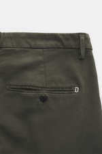 Dondup Chino 'Gaubert' dark olive, Rückansicht, Baumwoll-Lyocell-Mix, Slim Fit, schmale Wade, Reißverschluss, Slide Button, französische Taschen, Gesäßtaschen mit Knopf, Metall-Initial.