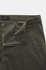 Dondup Chino 'Gaubert' dark olive in Nahaufnahme von vorne mit offenem Reißverschluss, Mix aus Baumwolle und Lyocell, Slim Fit, schmal geschnitten.