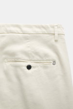 Dondup Chino 'Gaubert' creme, Nahaufnahme von der Rückseite, Mix aus Baumwolle und Lyocell, elastisch, Slim Fit, schmale Wade, französische und Gesäßtaschen mit Knopf, Metall-Initial.