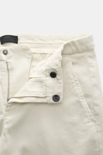 Dondup Chino 'Gaubert' creme aus Baumwoll-Lyocell-Mix, Slim Fit, schmale Wade, Reißverschluss, Slide Button, französische Taschen, Gesäßtaschen mit Knopf, Metall-Initial, Nahaufnahme von Bund und Verschluss.