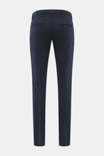 Dondup Chino 'Gaubert' navy Rückansicht, schmal geschnitten mit schmaler Wade, Mix aus Baumwolle und Lyocell, elastische Qualität, Reißverschluss, Slide Button, französische Taschen, Gesäßtaschen mit Knopf, typisches Metall-Initial.