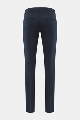Dondup Chino 'Gaubert' navy Rückansicht, schmal geschnitten mit schmaler Wade, Mix aus Baumwolle und Lyocell, elastische Qualität, Reißverschluss, Slide Button, französische Taschen, Gesäßtaschen mit Knopf, typisches Metall-Initial.