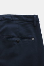 Dondup Chino 'Gaubert' navy in Nahaufnahme von hinten, schmal geschnitten, Mix aus Baumwolle und Lyocell, Slim Fit, elastisch, französische Taschen, Knopf-Gesäßtaschen, Metall-Initial.