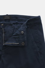 Dondup Chino 'Gaubert' navy in Nahaufnahme von oben, Mix aus Baumwolle und Lyocell, elastisch, Slim Fit, schmal geschnittene Wade, Reißverschluss, Slide Button, französische Taschen, Gesäßtaschen mit Knopf, Metall-Initial.