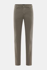 Dondup Chino 'Gaubert' khaki, frontal fotografiert, Slim Fit, schmal geschnittene Wade, Mix aus Baumwolle und Lyocell, elastisch, Reißverschluss, Slide Button, französische Taschen, Gesäßtaschen mit Knopf, typisches Metall-Initial.