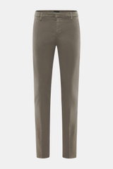 Dondup Chino 'Gaubert' khaki, frontal fotografiert, Slim Fit, schmal geschnittene Wade, Mix aus Baumwolle und Lyocell, elastisch, Reißverschluss, Slide Button, französische Taschen, Gesäßtaschen mit Knopf, typisches Metall-Initial.