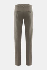 Dondup Chino 'Gaubert' khaki, Rückansicht, schmal geschnittene Wade, Mix aus Baumwolle und Lyocell, Slim Fit, Reißverschluss, Slide Button, französische Taschen, Gesäßtaschen mit Knopf, typisches Metall-Initial.