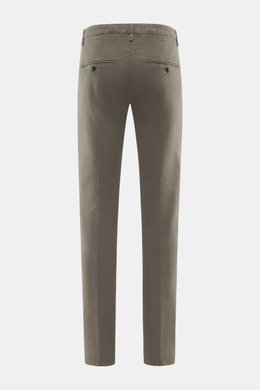 Dondup Chino 'Gaubert' khaki, Rückansicht, schmal geschnittene Wade, Mix aus Baumwolle und Lyocell, Slim Fit, Reißverschluss, Slide Button, französische Taschen, Gesäßtaschen mit Knopf, typisches Metall-Initial.