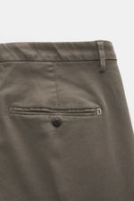 Dondup Chino 'Gaubert' khaki, Nahaufnahme von Rückseite mit Gesäßtaschen, Knopf, Metall-Initial, aus elastischem Baumwolle-Lyocell-Mix, Slim Fit, schmal geschnitten.