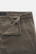 Dondup Chino 'Gaubert' khaki aus Baumwolle und Lyocell, Slim Fit, schmal geschnittene Wade, Reißverschluss, Slide Button, französische Taschen, Gesäßtaschen mit Knopf, Metall-Initial, Detailfoto vom geöffneten Bund.