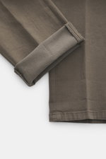 Nahaufnahme der Dondup Chino 'Gaubert' khaki, Detailansicht des Saums und der umgeschlagenen Beininnenseite, Baumwoll-Lyocell Mix, Slim Fit, schmal geschnittene Wade, Reißverschluss mit Slide Button, französische Taschen, Gesäßtaschen mit Knopf, typisches