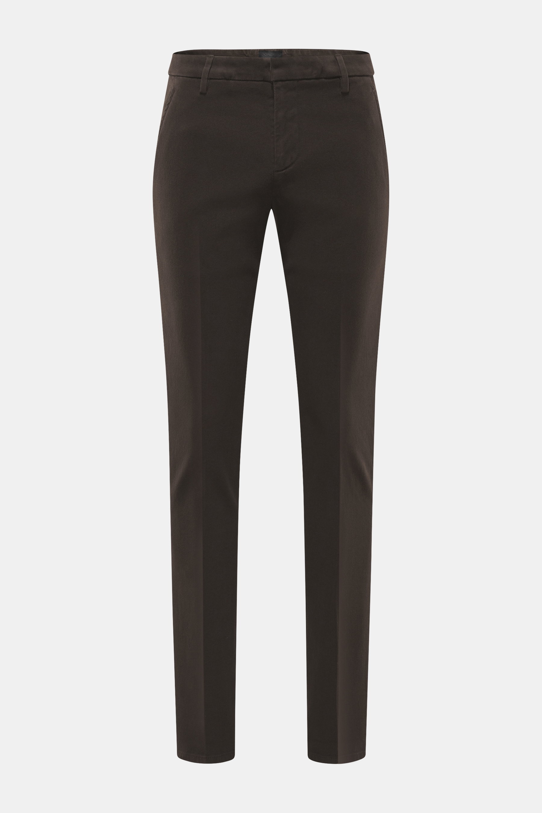 Dondup Chino 'Gaubert' dunkelbraun, frontal fotografiert, Slim Fit, schmal geschnittene Wade, Mix Baumwolle/Lyocell, elastisch, Reißverschluss, Slide Button, französische Taschen, Gesäßtaschen mit Knopf, typisches Metall-Initial.