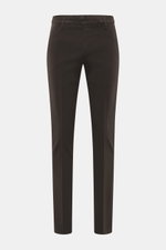 Dondup Chino 'Gaubert' dunkelbraun, frontal fotografiert, Slim Fit, schmal geschnittene Wade, Mix Baumwolle/Lyocell, elastisch, Reißverschluss, Slide Button, französische Taschen, Gesäßtaschen mit Knopf, typisches Metall-Initial.