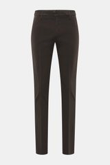 Dondup Chino 'Gaubert' dunkelbraun, frontal fotografiert, Slim Fit, schmal geschnittene Wade, Mix Baumwolle/Lyocell, elastisch, Reißverschluss, Slide Button, französische Taschen, Gesäßtaschen mit Knopf, typisches Metall-Initial.
