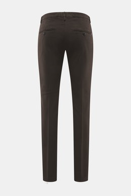 Dondup Chino 'Gaubert' dunkelbraun Rückansicht, Mix aus Baumwolle und Lyocell, elastisch, Slim Fit, schmal geschnittene Wade, französische Taschen, Gesäßtaschen mit Knopf, Metall-Initial.