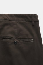 Dondup Chino 'Gaubert' dunkelbraun, Detailfoto von hinten oben, Mix aus Baumwolle und Lyocell, elastisch, Slim Fit, schmal geschnittene Wade, Reißverschluss, Slide Button, französische Taschen, Gesäßtaschen mit Knopf, Metall-Initial.