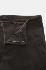 Dondup Chino 'Gaubert' dunkelbraun aus Baumwolle und Lyocell, elastisch, Slim Fit mit schmaler Wade, Reißverschluss, Slide Button, französischen und Gesäßtaschen, Detailansicht von oben.