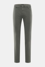 Dondup Baumwollhose 'Spiritissimo' graugrün, slim fit, schmal zulaufend, mit Reißverschluss, Slide Button, französischen Taschen, paspelierte Gesäßtaschen, weiche, leicht elastische Baumwolle, markante Webstruktur, garment dyed, Frontalansicht.