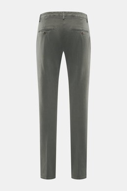 Dondup Baumwollhose 'Spiritissimo' graugrün, schmal zulaufend, von hinten fotografiert, mit weichem Griff, leichter Elastizität, französischen Taschen, paspelierten Gesäßtaschen, Reißverschluss und Slide Button.