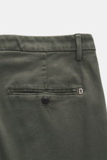 Dondup Baumwollhose 'Spiritissimo' graugrün, Detailaufnahme von hinten oben, Slim Fit, garment dyed, weiche, elastische Baumwolle mit Webstruktur, mit französischen Taschen, paspelierten Gesäßtaschen, Slide Button und Metallinitial.