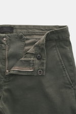 Nahaufnahme der geöffneten Dondup Baumwollhose 'Spiritissimo' graugrün von vorne, zeigt Reißverschluss, Slide Button, französische Taschen, weiche, leicht elastische Baumwolle mit markanter Webstruktur.