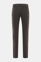 Dondup Baumwollhose 'Spiritissimo' dunkelbraun, slim fit, schmal zulaufend, frontale Ansicht, weich, leicht elastisch, garment dyed, französische Taschen.