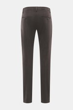 Dondup Baumwollhose 'Spiritissimo' dunkelbraun, schmal zulaufend, Slim Fit, garment dyed, Rückansicht mit paspelierten Gesäßtaschen, Knöpfen und weichem Griff.