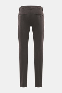 Dondup Baumwollhose 'Spiritissimo' dunkelbraun, schmal zulaufend, Slim Fit, garment dyed, Rückansicht mit paspelierten Gesäßtaschen, Knöpfen und weichem Griff.