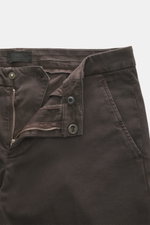 Dondup Baumwollhose 'Spiritissimo' dunkelbraun, schmal zulaufend, garment dyed, mit Slide Button, Reißverschluss, französischen Taschen, weich, Detailansicht von oben.