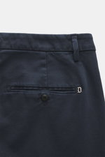 Dondup Baumwollhose 'Spiritissimo' navy in Nahaufnahme von hinten, slim fit, weiche, garment dyed Baumwolle mit französischen Taschen, Slide Button und Metallinitial.