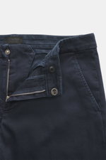 Dondup Baumwollhose 'Spiritissimo' navy, schmal zulaufend, frontale Nahaufnahme mit offenem Reißverschluss, Slide Button, weiche, leicht elastische Baumwolle, markante Webstruktur und französische Taschen.