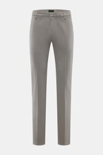 Dondup Baumwollhose 'Spiritissimo' grau, frontal fotografiert, Slim Fit, weich, leicht elastisch, garment dyed, mit Slide Button, Reißverschluss & Taschen.