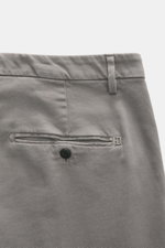 Dondup Baumwollhose 'Spiritissimo' grau, schmal zulaufend, garment dyed, Detailansicht von hinten mit französischen Taschen, weicher Griff, Metallinitial.