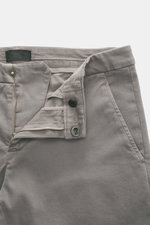 Dondup Baumwollhose 'Spiritissimo' grau, schmal zulaufend, leicht elastisch, mit Slide Button, Reißverschluss, französischen Taschen, paspelierten Gesäßtaschen, aus weicher, stückgefärbter Baumwolle, Detailfoto von vorne oben.