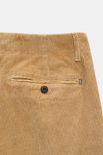 Dondup Cordhose 'Ben' beige, Detailaufnahme von hinten oben, Cord aus Baumwolle, weicher Griff, Gesäßtasche mit Knopf, Metall-Initial D.